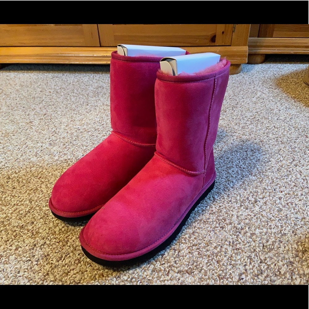 Size 9, Neon pink, Classic Short UGGs